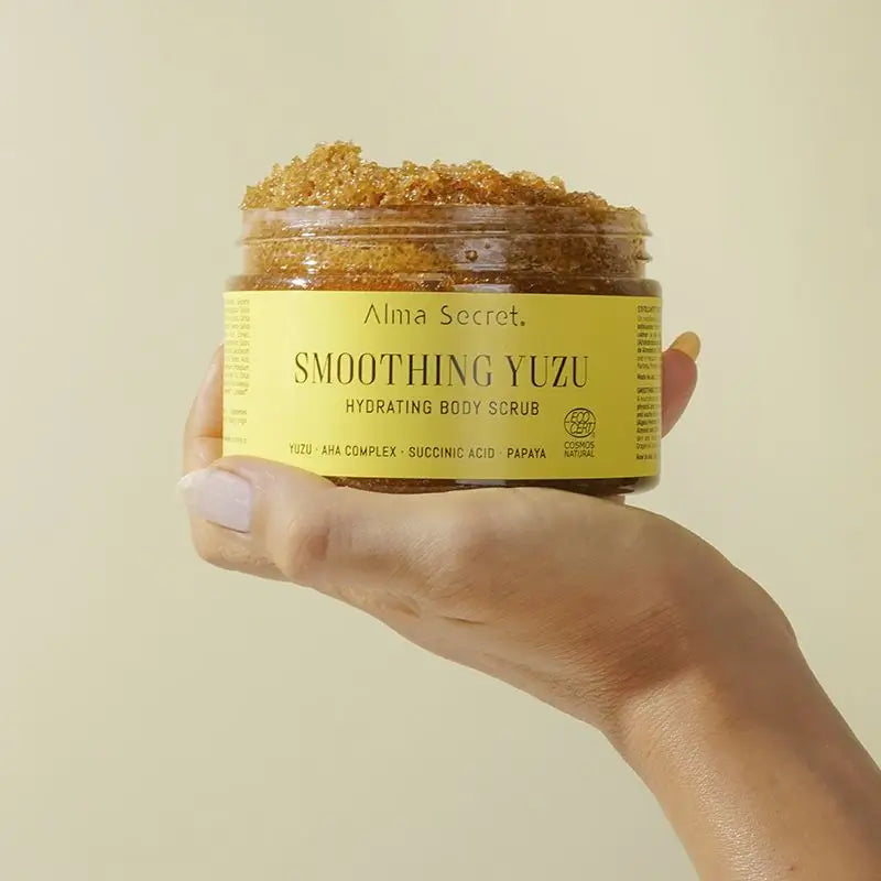 Alma Secret Yuzu Scrub per il corpo con Aha, enzima della papaya e acido succinico