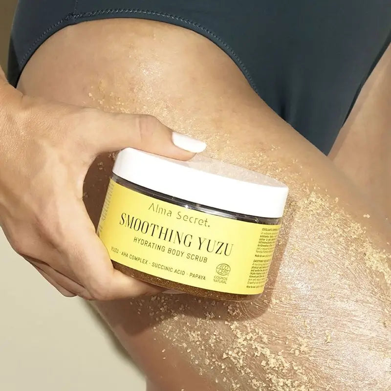 Alma Secret Yuzu Scrub per il corpo con Aha, enzima della papaya e acido succinico
