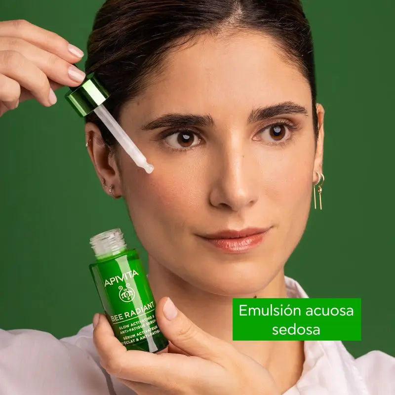 APIVITA Bee Radiant Brightening & Anti-Fatigue Serum con peonia bianca e propoli brevettata