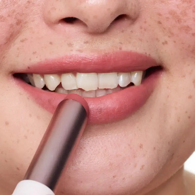 Essence Balsamo per le labbra Nude Blur Soufflé 02, 3 g