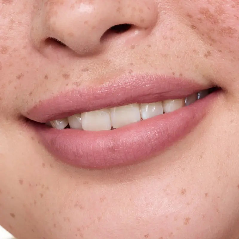 Essence Balsamo per le labbra Nude Blur Soufflé 04, 3 g