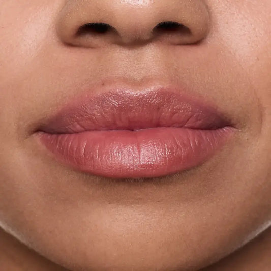 Essence Balsamo per le labbra Nude Blur Soufflé 05, 3 g