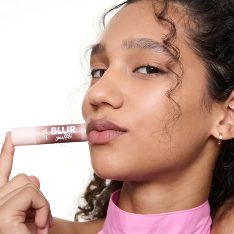Essence Balsamo per le labbra Nude Blur Soufflé 06, 3 g