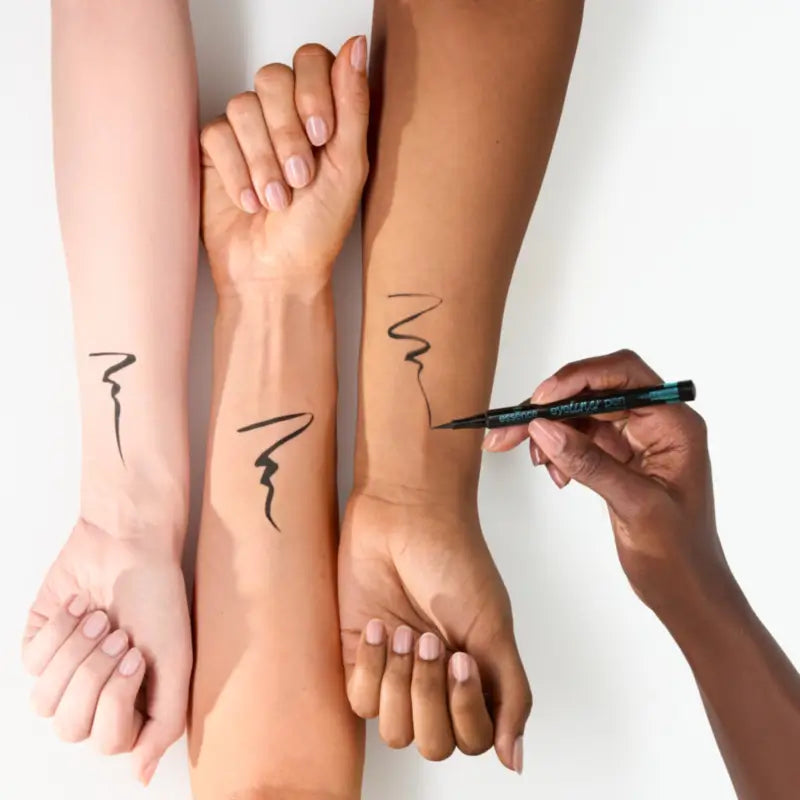 Essence Eyeliner a pennarello a lunga tenuta, waterproof e a prova di sbavature 01, 1,2 ml