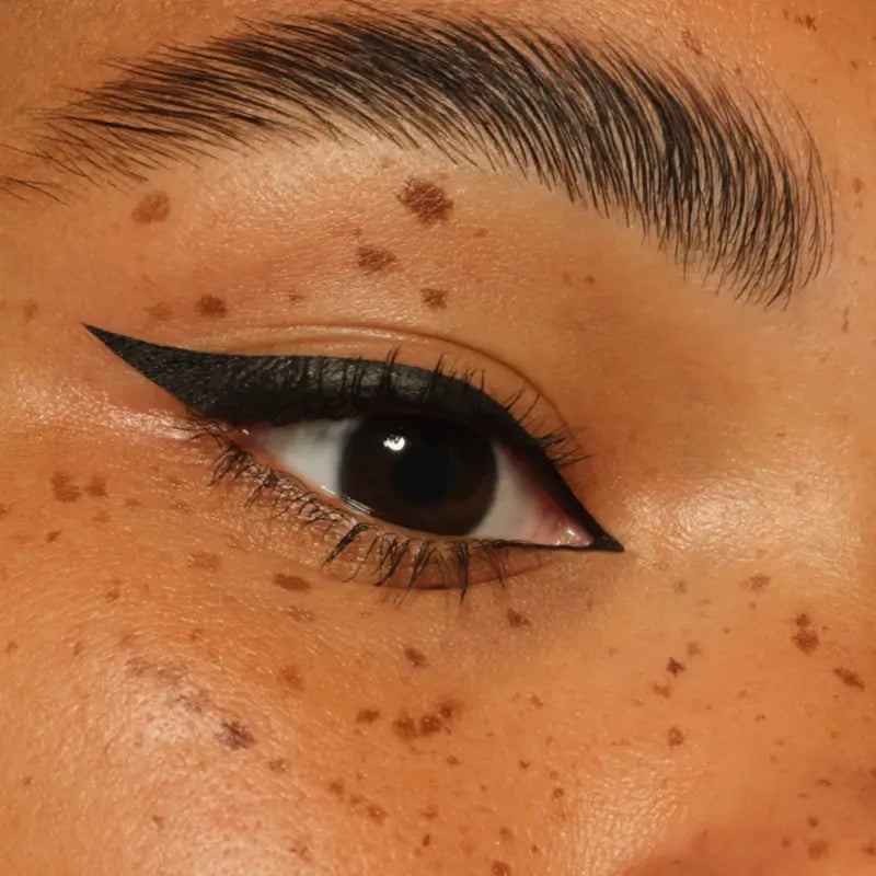 Essence Eyeliner a pennarello a lunga tenuta, waterproof e a prova di sbavature 01, 1,2 ml