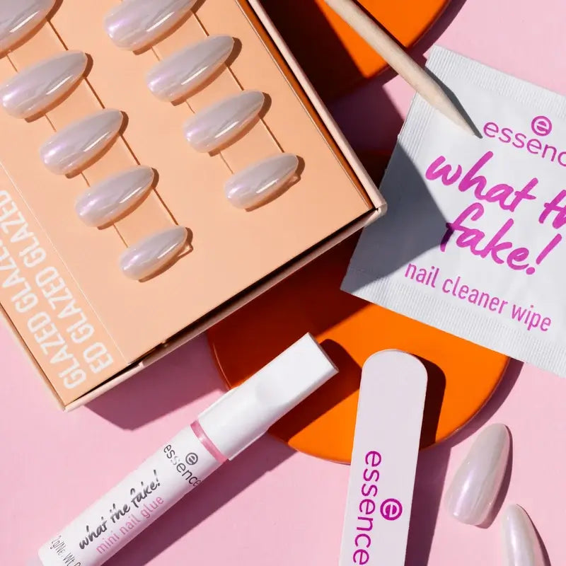 Set manicure Essence con unghie finte What The Fake! Unghie a pressione 01 , 28 pezzi