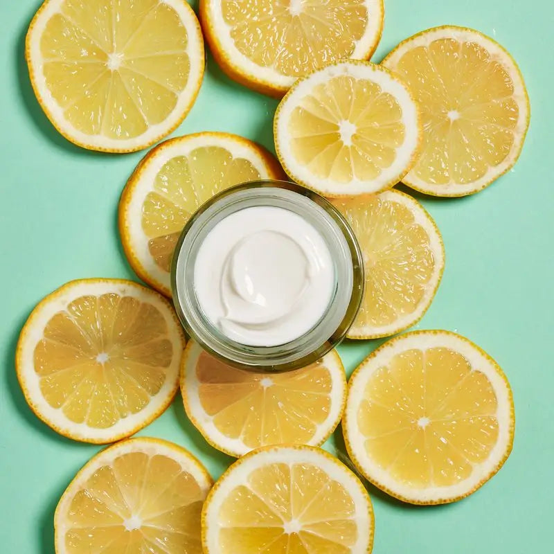Garnier Crema Giorno Illuminante con Vitamina C, nutre, corregge le linee e aumenta la luminosità giorno dopo giorno.