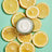 Garnier Crema Giorno Illuminante con Vitamina C, nutre, corregge le linee e aumenta la luminosità giorno dopo giorno.