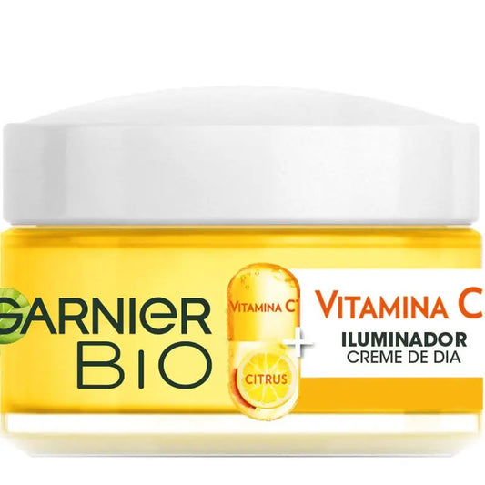 Garnier Crema Giorno Illuminante con Vitamina C, nutre, corregge le linee e aumenta la luminosità giorno dopo giorno.