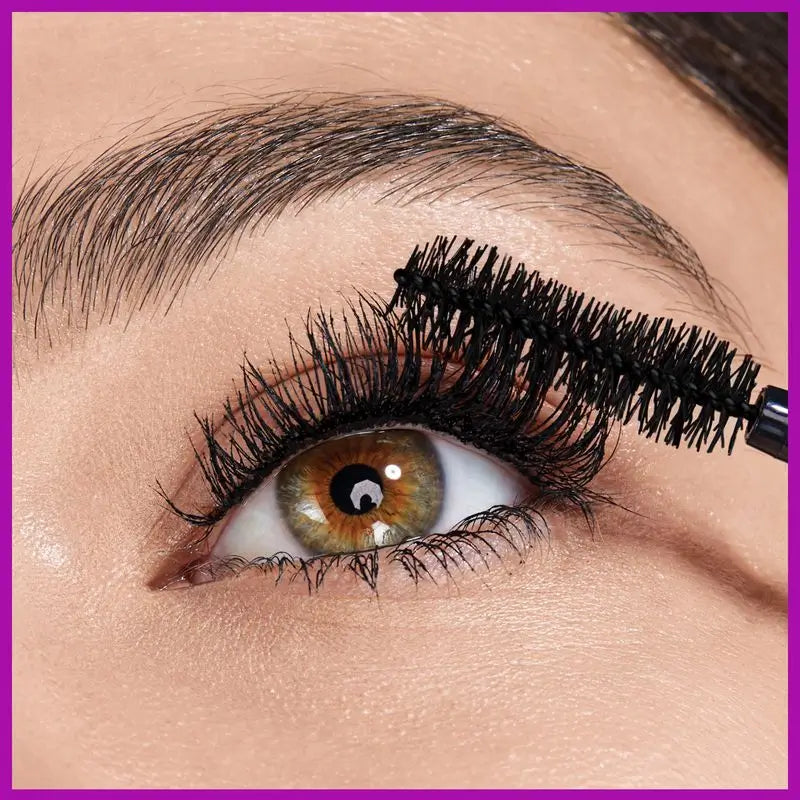 Maybelline New York The Falsies Lash Lift Waterproof Mascara per un effetto lifting delle ciglia.
